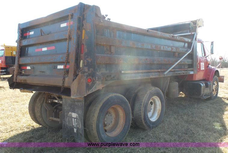 image for item L3696 2002 International F4900 dump truck
