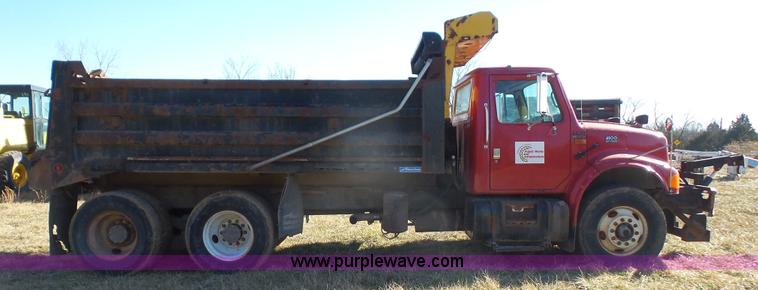 image for item L3696 2002 International F4900 dump truck