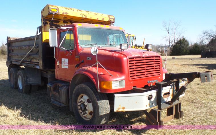 image for item L3696 2002 International F4900 dump truck