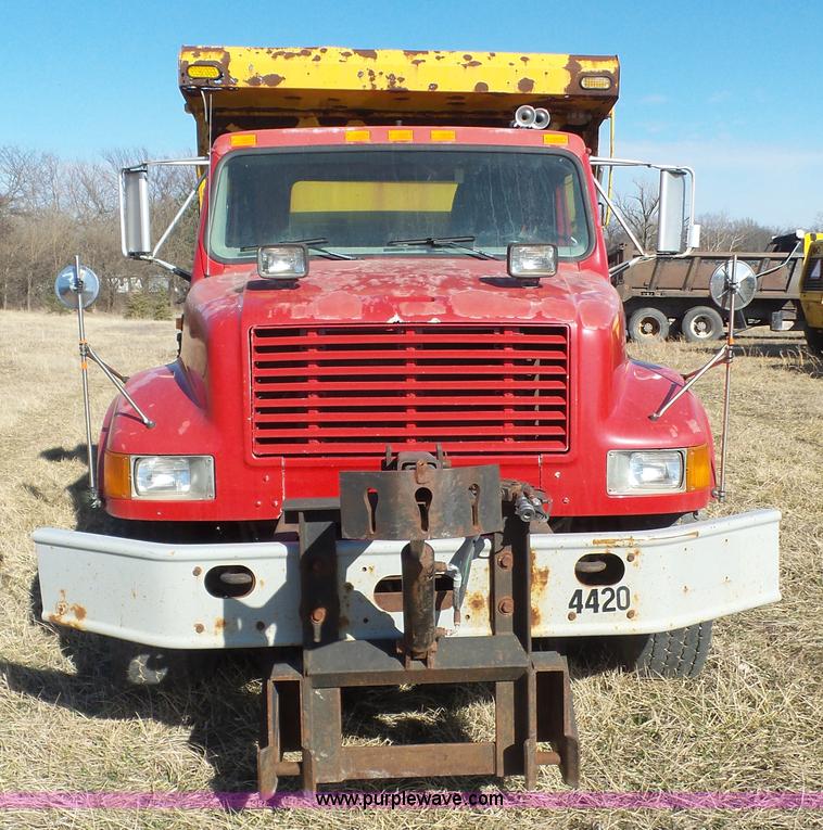 image for item L3696 2002 International F4900 dump truck