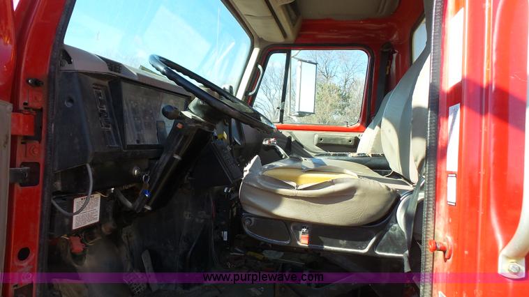 image for item L3696 2002 International F4900 dump truck