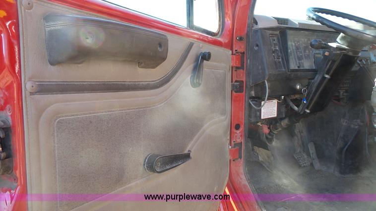 image for item L3696 2002 International F4900 dump truck