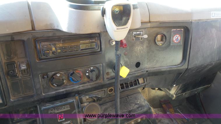 image for item L3696 2002 International F4900 dump truck