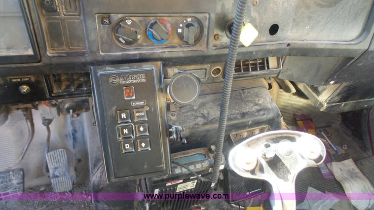 image for item L3696 2002 International F4900 dump truck