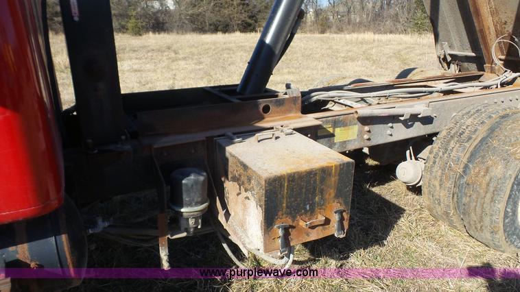 image for item L3696 2002 International F4900 dump truck