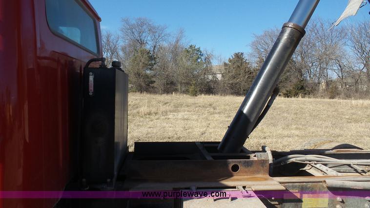 image for item L3696 2002 International F4900 dump truck