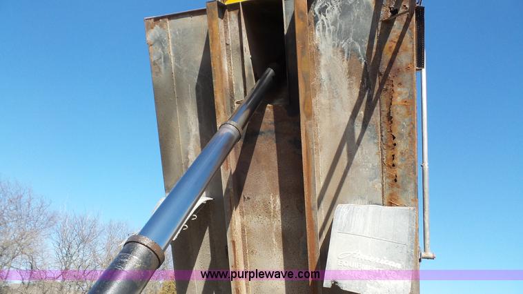 image for item L3696 2002 International F4900 dump truck