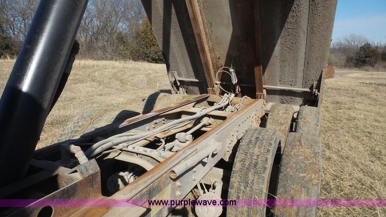 image for item L3696 2002 International F4900 dump truck