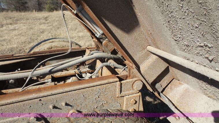 image for item L3696 2002 International F4900 dump truck