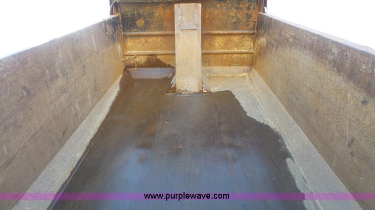 image for item L3696 2002 International F4900 dump truck