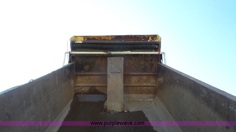 image for item L3696 2002 International F4900 dump truck