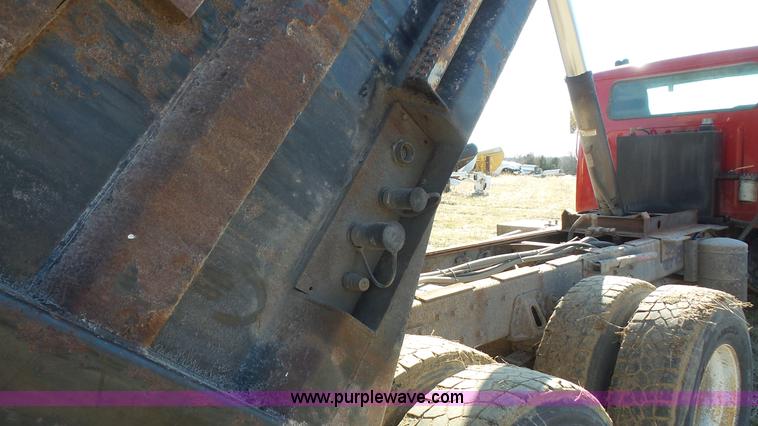 image for item L3696 2002 International F4900 dump truck