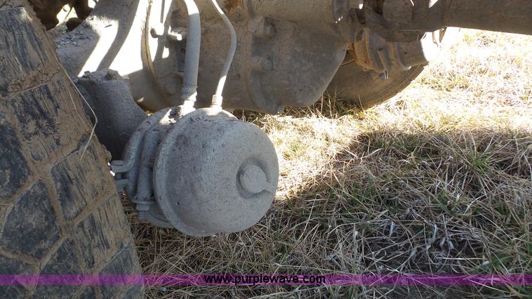 image for item L3696 2002 International F4900 dump truck