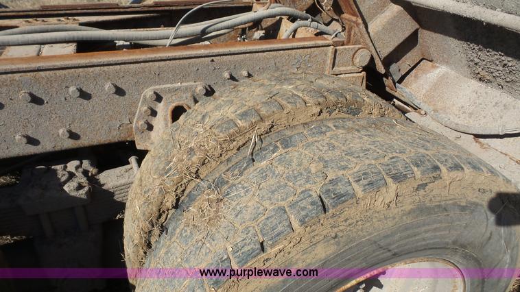 image for item L3696 2002 International F4900 dump truck