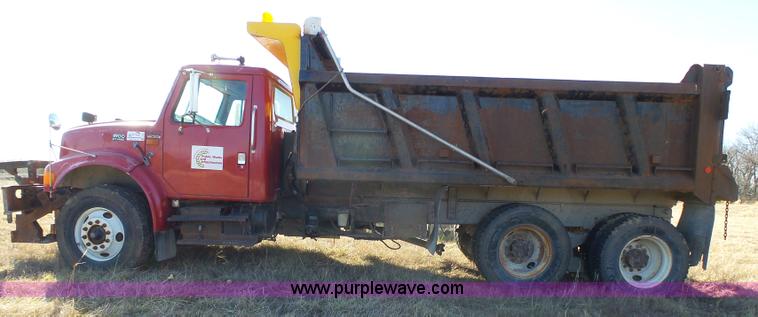 image for item L3697 2000 International F4900 dump truck