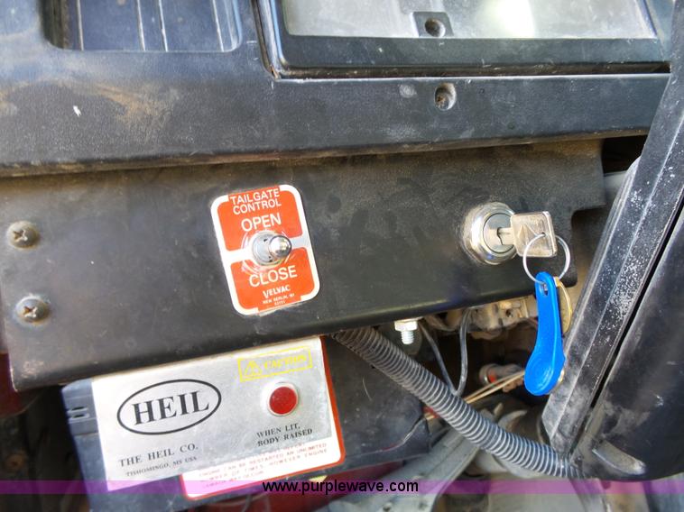 image for item L3697 2000 International F4900 dump truck