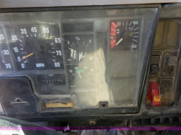 image for item L3697 2000 International F4900 dump truck