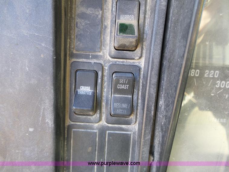 image for item L3697 2000 International F4900 dump truck