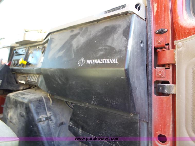 image for item L3697 2000 International F4900 dump truck