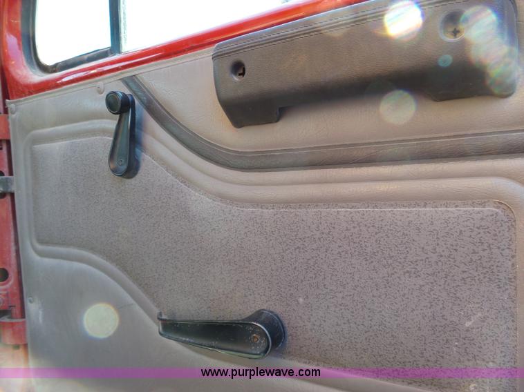 image for item L3697 2000 International F4900 dump truck