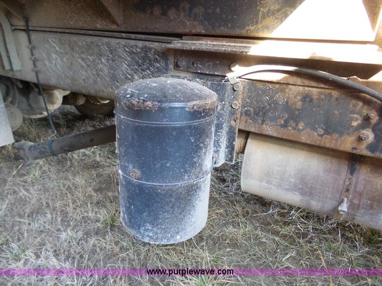 image for item L3697 2000 International F4900 dump truck