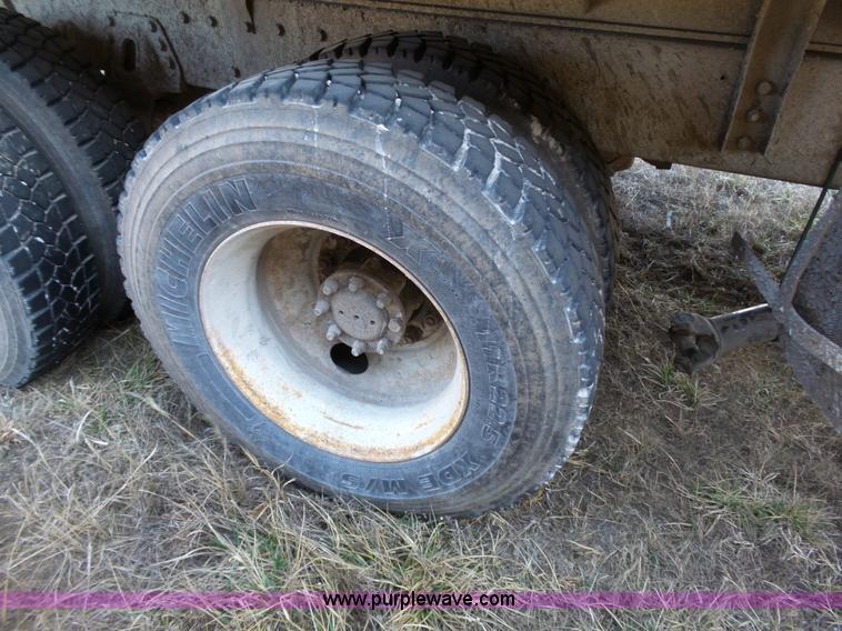 image for item L3697 2000 International F4900 dump truck