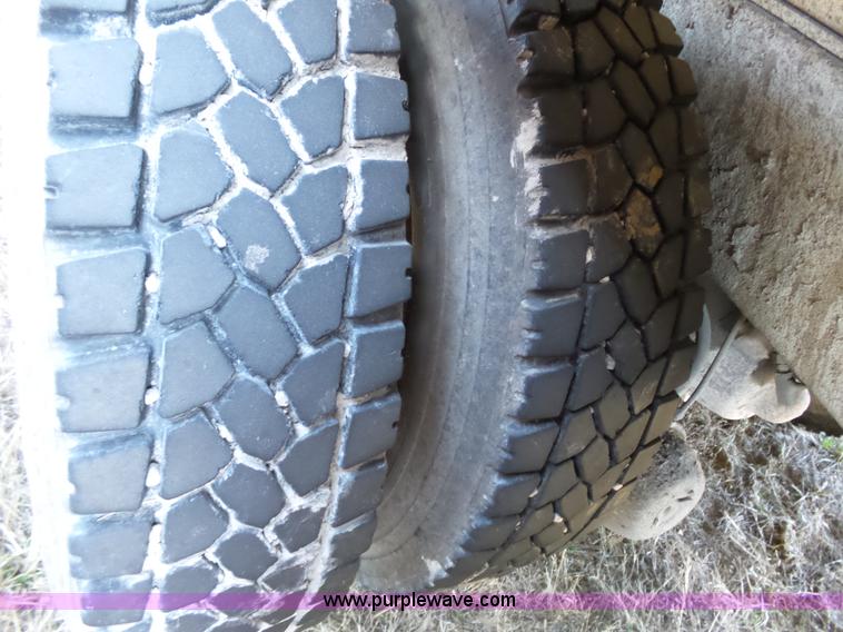 image for item L3697 2000 International F4900 dump truck