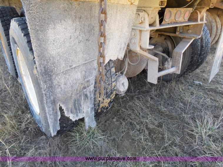 image for item L3697 2000 International F4900 dump truck