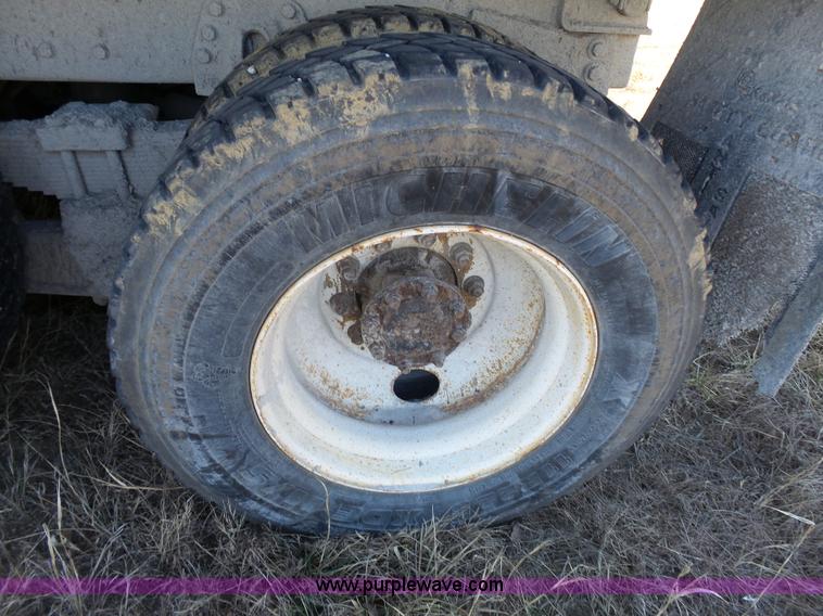 image for item L3697 2000 International F4900 dump truck