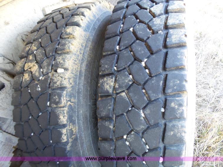 image for item L3697 2000 International F4900 dump truck