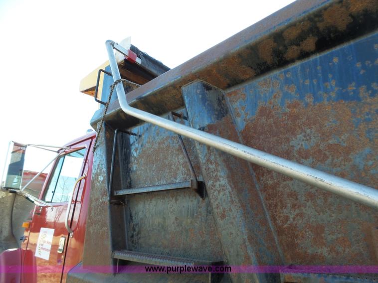 image for item L3697 2000 International F4900 dump truck