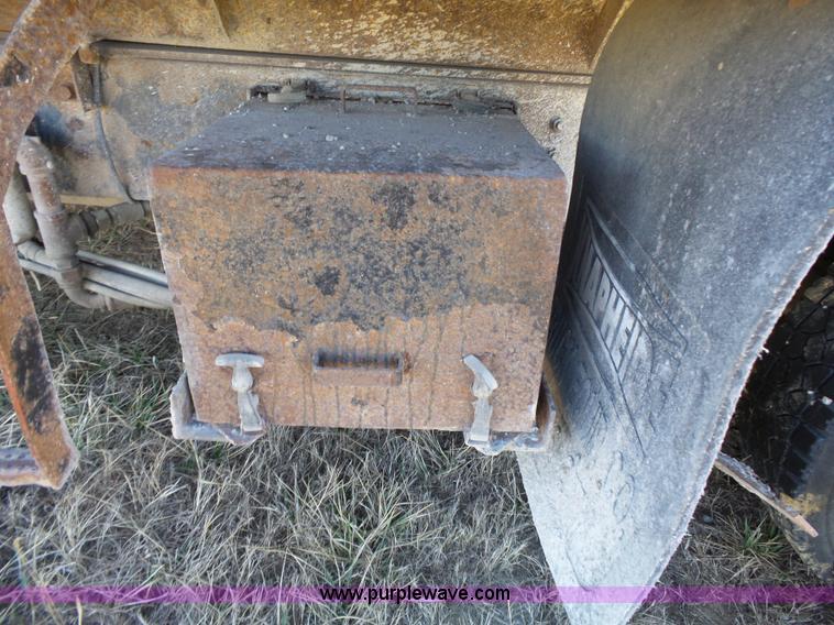 image for item L3697 2000 International F4900 dump truck