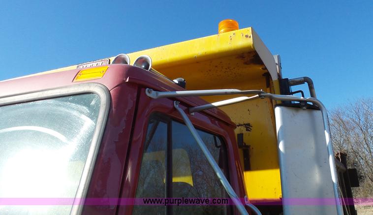 image for item L3697 2000 International F4900 dump truck