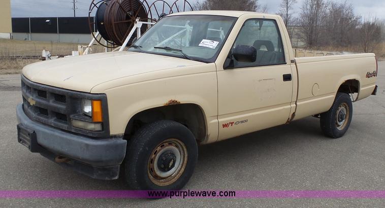 image for item L3704 1992 Chevrolet Cheyenne 1500 pickup truck