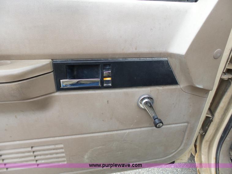 image for item L3704 1992 Chevrolet Cheyenne 1500 pickup truck