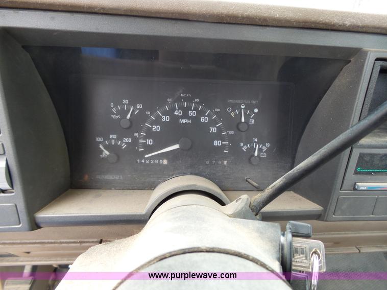 image for item L3704 1992 Chevrolet Cheyenne 1500 pickup truck