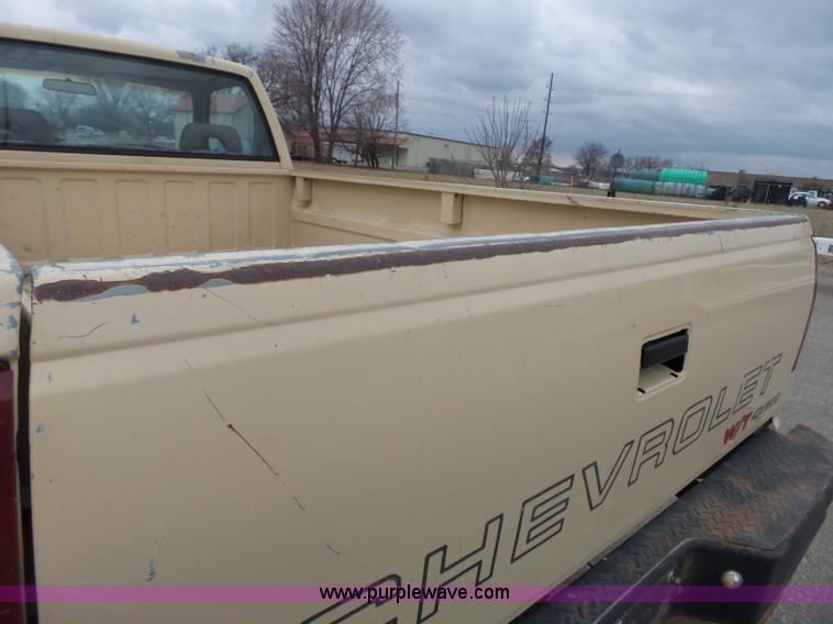 image for item L3704 1992 Chevrolet Cheyenne 1500 pickup truck