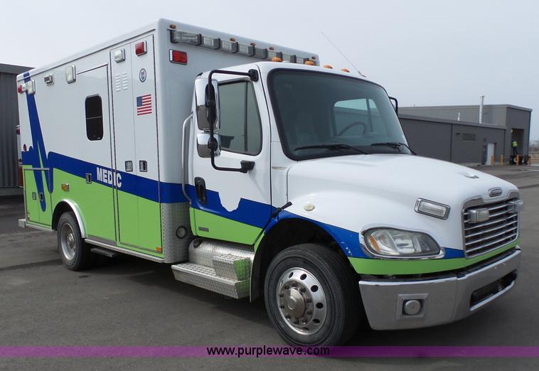 image for item L3721 2006 Freightliner Business Class M2 ambulance