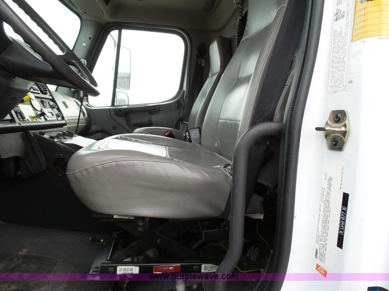 image for item L3721 2006 Freightliner Business Class M2 ambulance