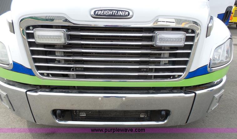 image for item L3721 2006 Freightliner Business Class M2 ambulance