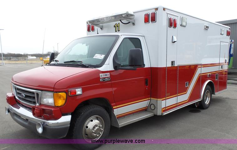 image for item L3722 2003 Ford 801 ambulance
