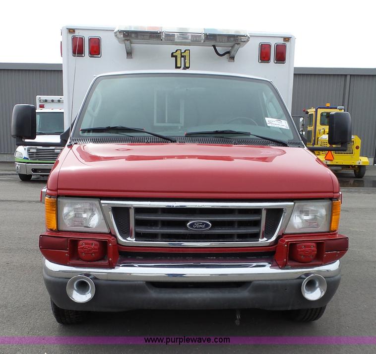 image for item L3722 2003 Ford 801 ambulance