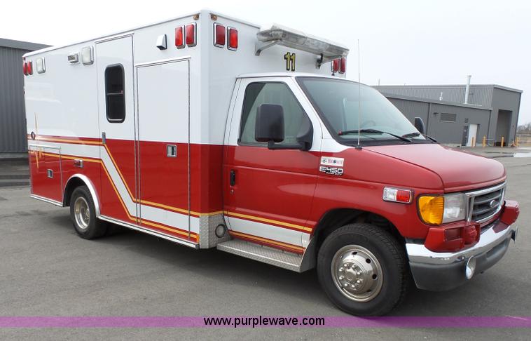 image for item L3722 2003 Ford 801 ambulance