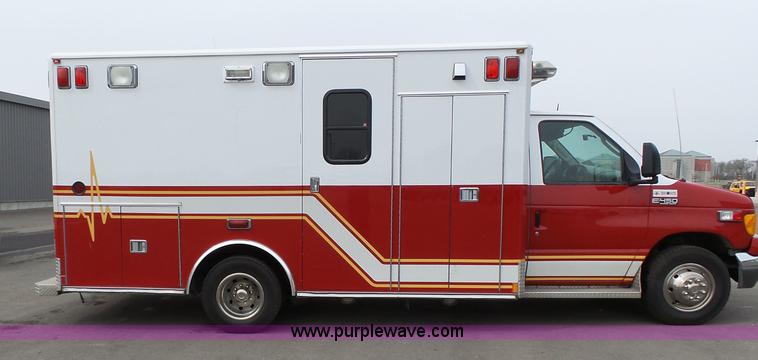 image for item L3722 2003 Ford 801 ambulance
