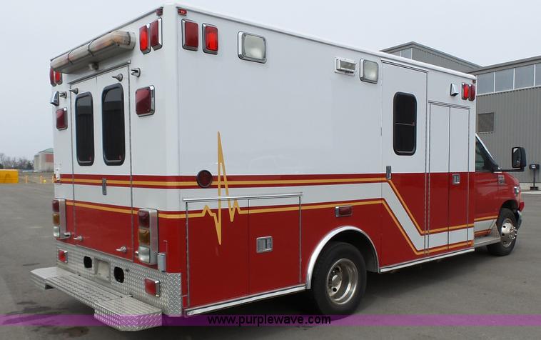 image for item L3722 2003 Ford 801 ambulance