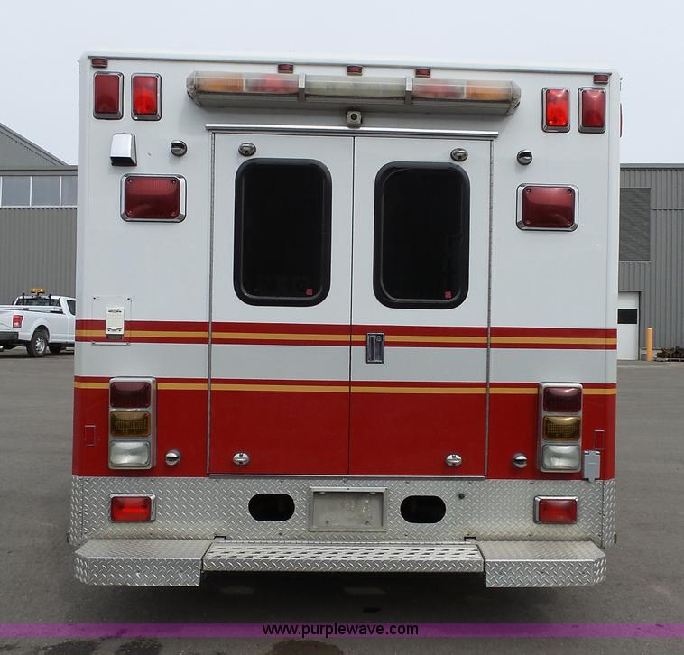 image for item L3722 2003 Ford 801 ambulance