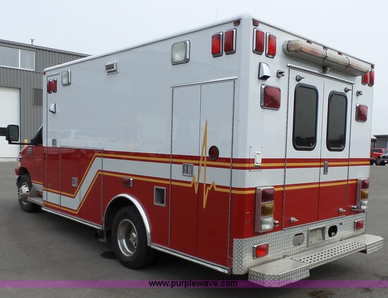 image for item L3722 2003 Ford 801 ambulance