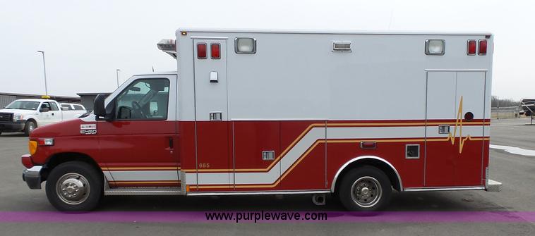 image for item L3722 2003 Ford 801 ambulance