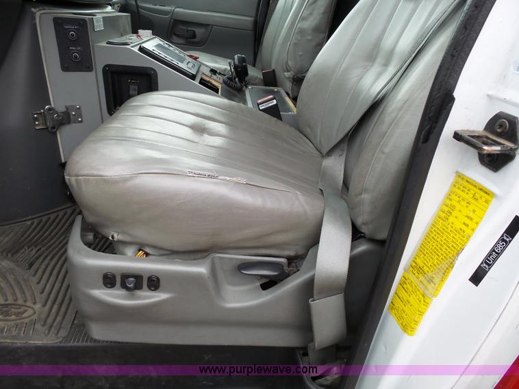 image for item L3722 2003 Ford 801 ambulance