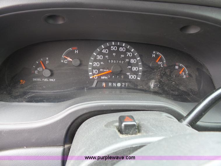 image for item L3722 2003 Ford 801 ambulance